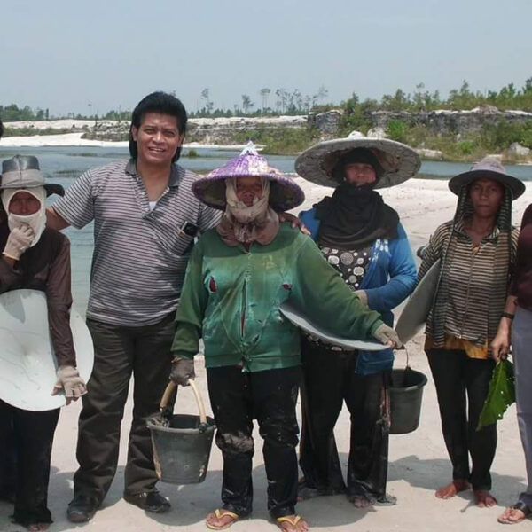 Ibu-ibu Pendulang di Landak, Kalbar