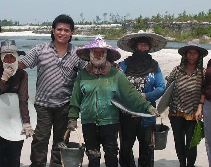 Ibu-ibu Pendulang di Landak, Kalbar