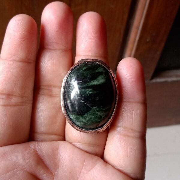 Batu Akik Badar Besi: Batu Bernuansa Gelap dengan Kesan Kuat dan Sifat Magnetis