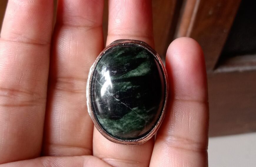 Batu Akik Badar Besi: Batu Bernuansa Gelap dengan Kesan Kuat dan Sifat Magnetis