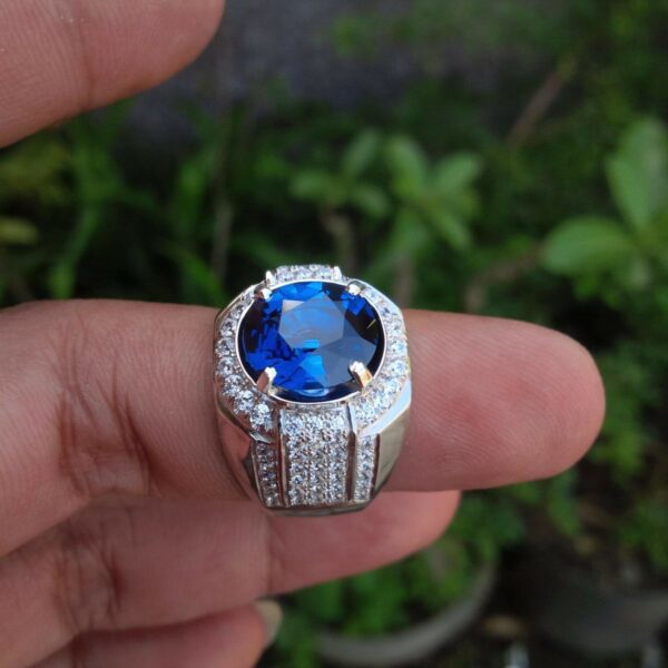 Batu Akik Safir: Batu Mulia Berwarna Biru yang Dikenal karena Ketahanan dan Stabilitas Warna