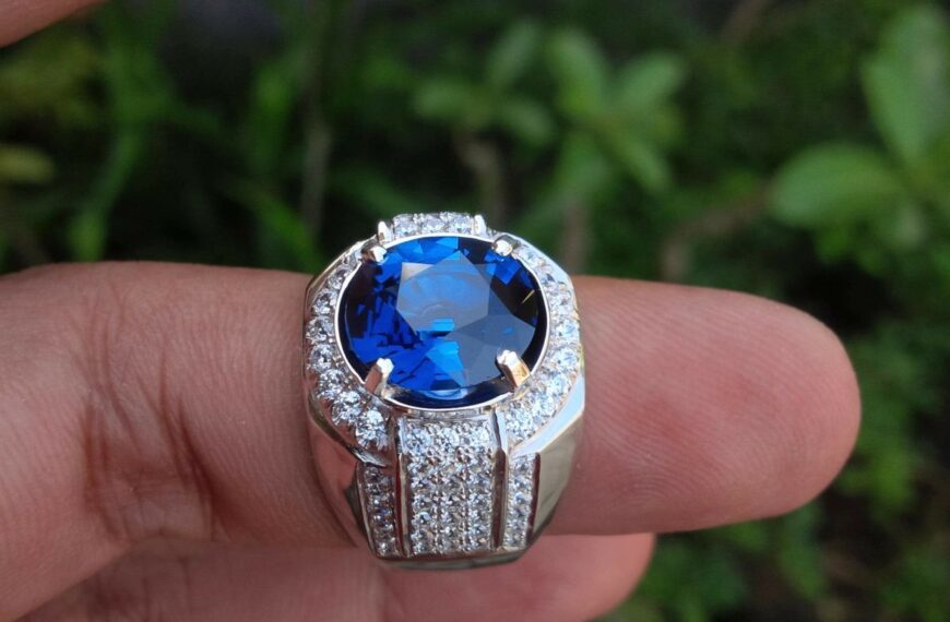 Batu Akik Safir: Batu Mulia Berwarna Biru yang Dikenal karena Ketahanan dan Stabilitas Warna