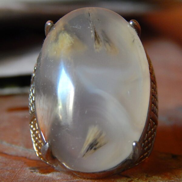 Batu Akik Serat Emas Sumbawa: Batu Akik Khas Nusa Tenggara Barat dengan Kilau Serat Alami