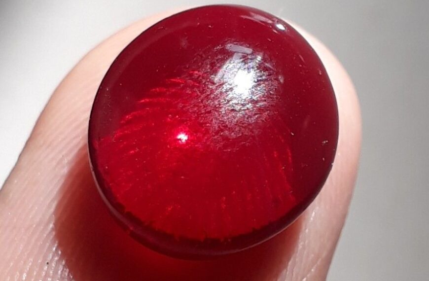 Batu Akik Ruby Merah Delima: Batu Langka Bernilai Tinggi dengan Kilau Merah Alami