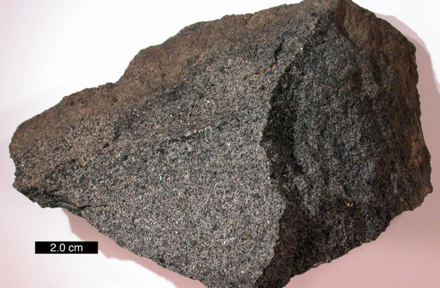 Gabro, Batuan Beku Dalam Berwarna Gelap dengan Potensi Produk Premium