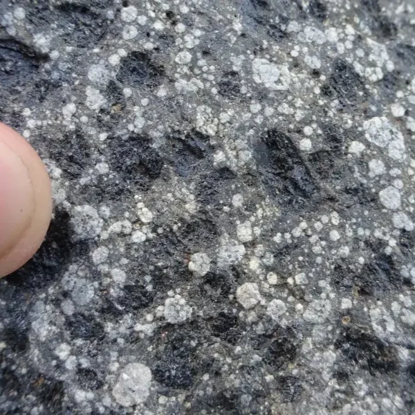 Leusit, Batuan Vulkanik Langka dengan Nilai Geologi Penting