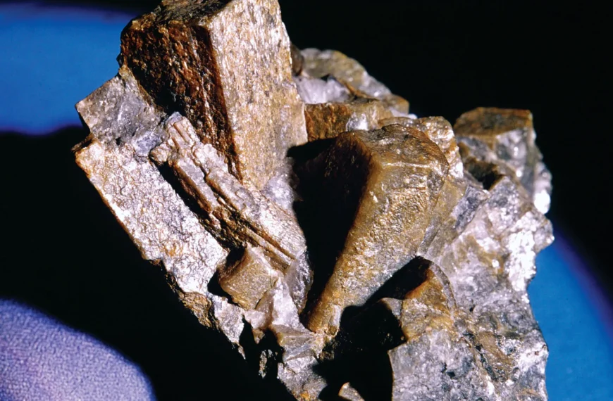 Andalusite, Mineral Metamorf dengan Ketahanan Tinggi terhadap Suhu Ekstrem