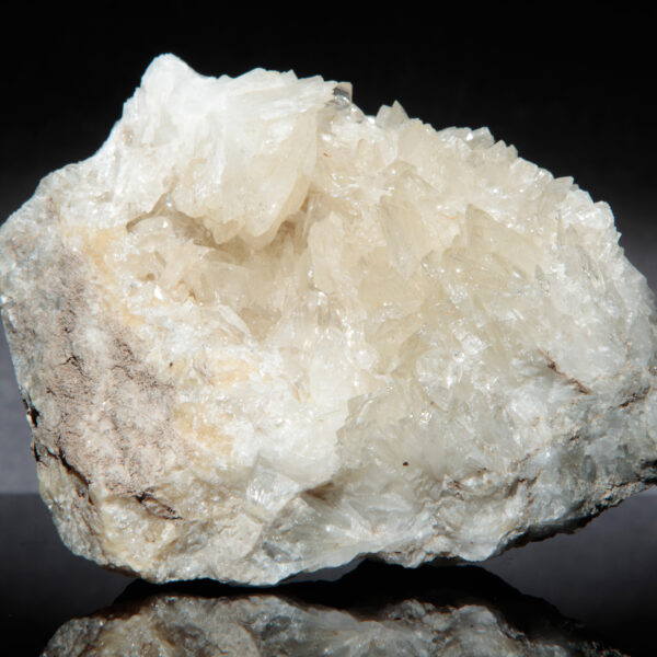 Colemanite, Mineral Borat yang Menjadi Sumber Penting dalam Industri Kimia