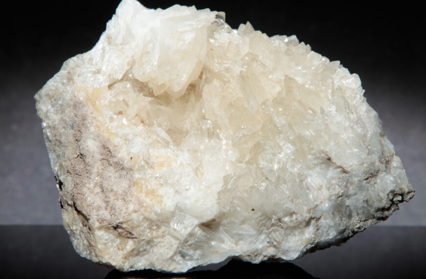 Colemanite, Mineral Borat yang Menjadi Sumber Penting dalam Industri Kimia