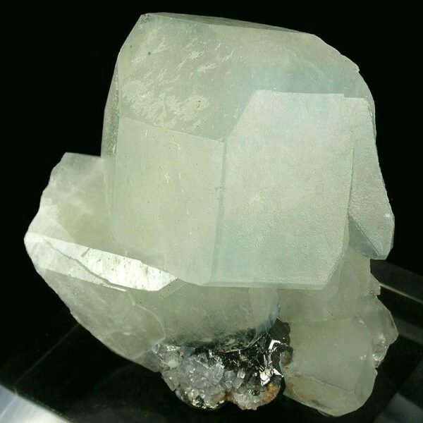 Datolite, Mineral Silikat yang Terbentuk dari Aktivitas Hidrotermal