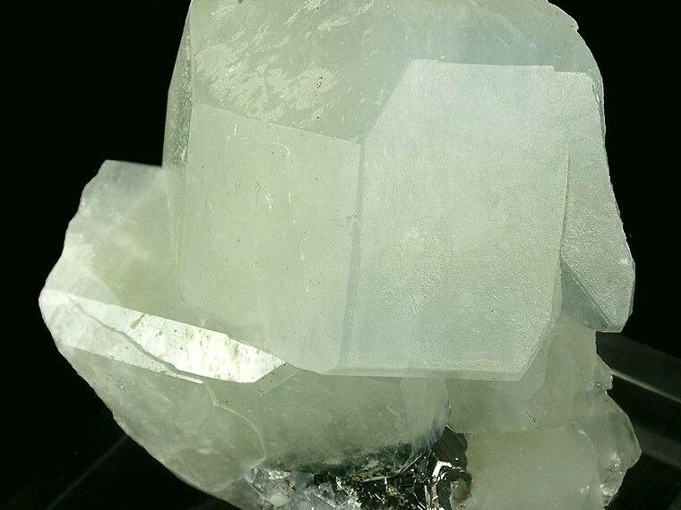 Datolite, Mineral Silikat yang Terbentuk dari Aktivitas Hidrotermal