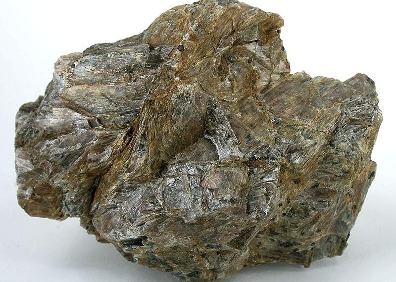 Enstatite, Mineral Piroksen yang Banyak Ditemukan dalam Batuan Beku