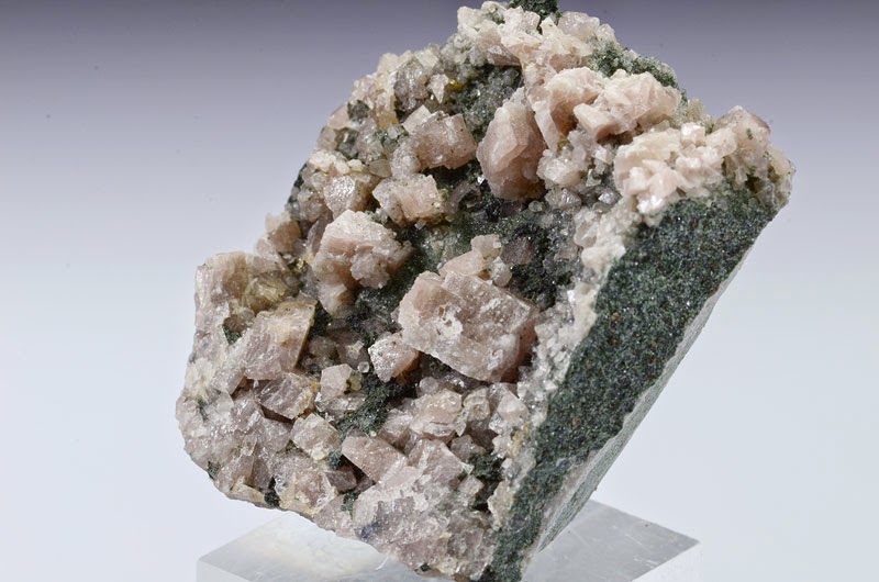 Lawsonite, Mineral Langka Penanda Tekanan Tinggi dalam Bumi