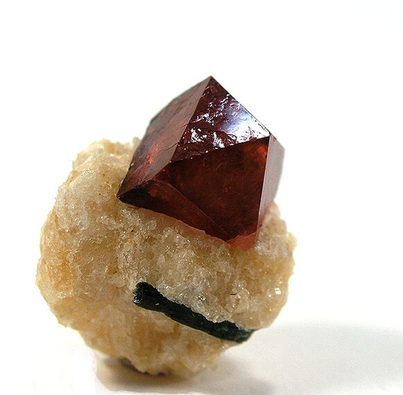 Zirkon, Mineral Kecil dengan Kilau Tinggi dan Potensi Ganda