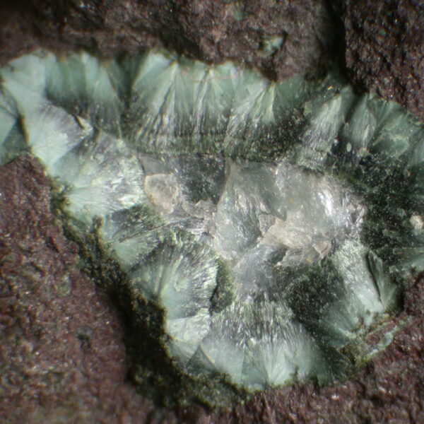 Pumpellyite, Mineral Metamorf yang Menunjukkan Kondisi Tekanan Tinggi