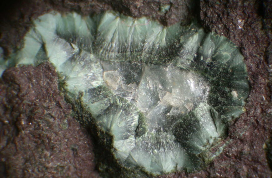 Pumpellyite, Mineral Metamorf yang Menunjukkan Kondisi Tekanan Tinggi