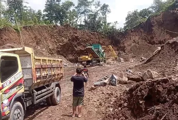 Apa yang Terjadi Jika Dua Kegiatan Tambang Berada Terlalu Dekat Satu Sama Lain?