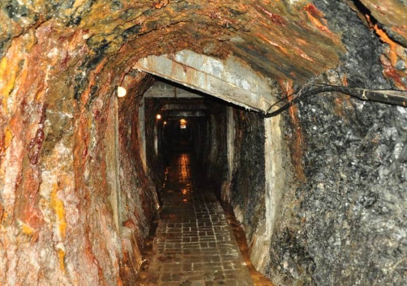 Cara Mengenali Batuan yang Rapuh di Dinding Lubang Tambang